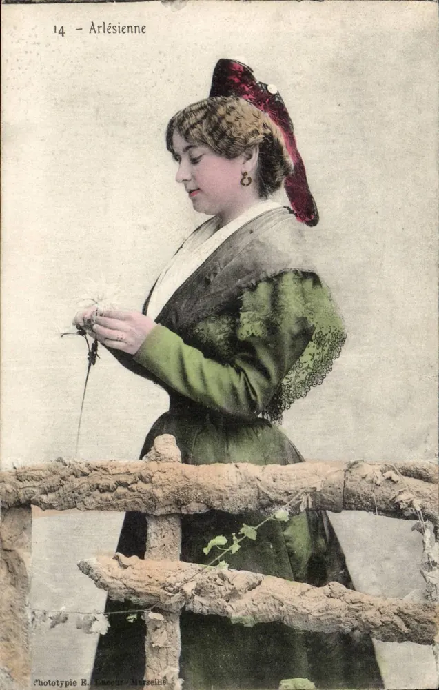 Arlésienne — mulher com traje local — Fototipia E. Luneur - Marselha - Frente