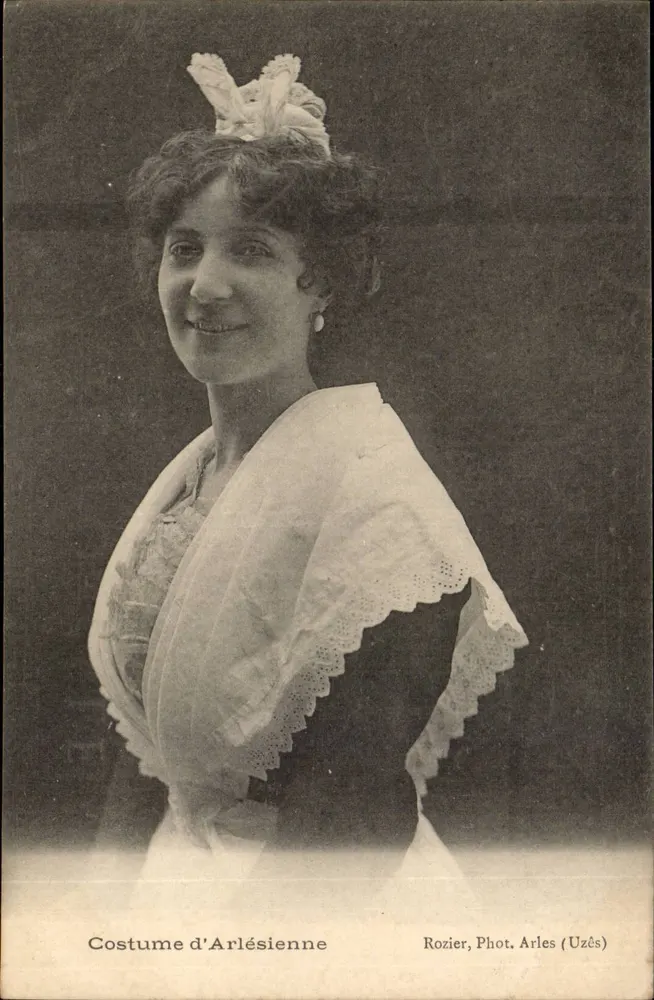 Traje de Arlésienne — Fotografia de Rozier, Fot. Arles (Uzès) - Frente