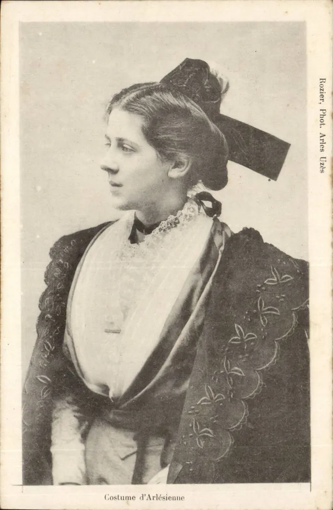 Traje de Arlésienne — Rozier, Fot. Arles Uzès — número de série não visível - Frente