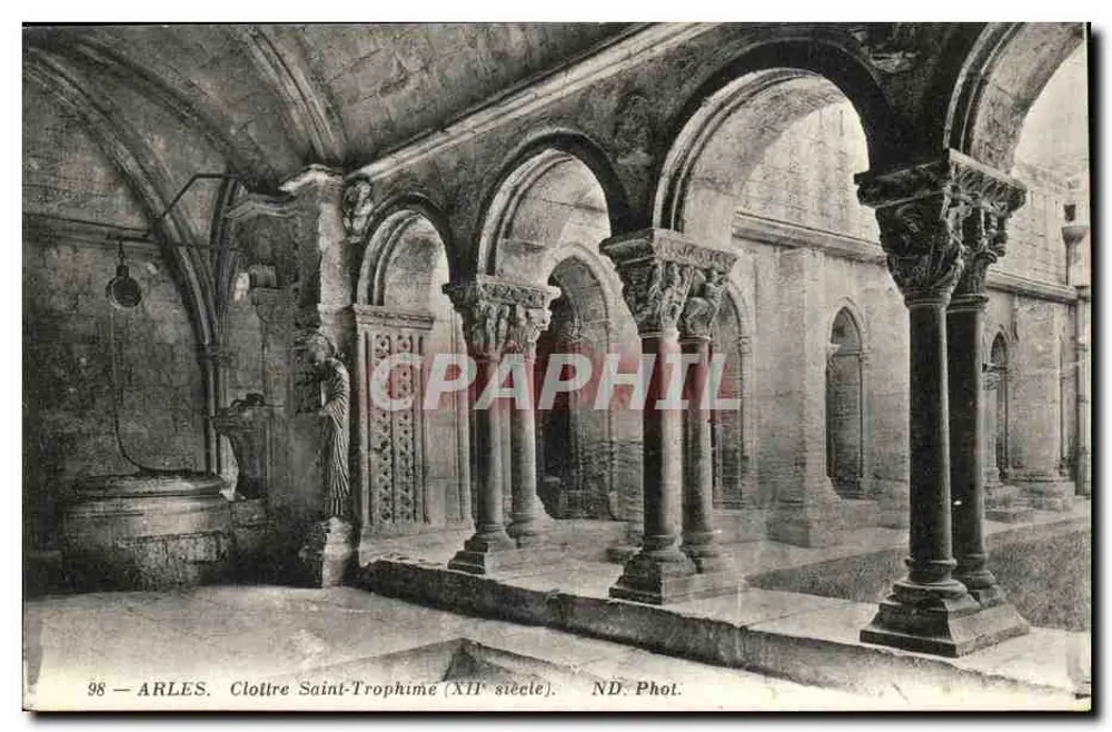 Arles. Cloître Saint-Trophime (século XII) — ND. Fot. - Frente