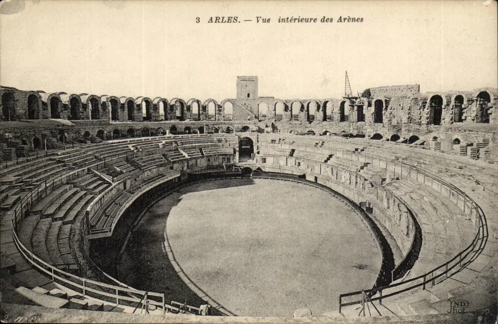 Arles — Vista interna das Arênes — ND Phot - Frente