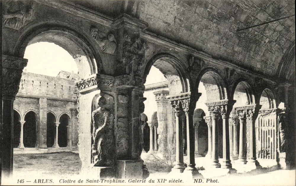 Arles — Claustro de São Trofimé — Galeria do século XII — ND. Fot. — n° 145 - Frente