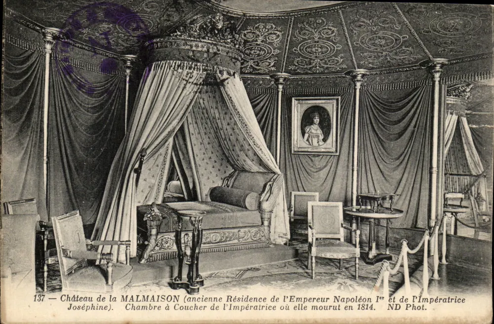 Chambre à coucher du Château de la Malmaison — ancienne résidence de Napoléon Ier et Joséphine, où elle mourut en 1814 — ND Phot. - Recto