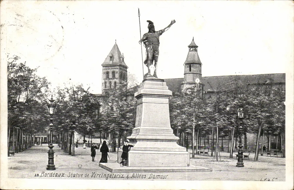 Bordeaux. Estátua de Vercingétorix & Avenidas Damour — L.V.A. Cie - Frente