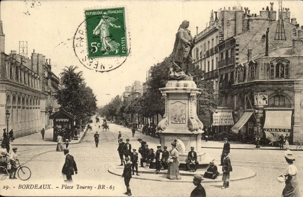 Bordeaux - Place Tourny — estátua monumental e rua movimentada — editor BR-65 - Frente