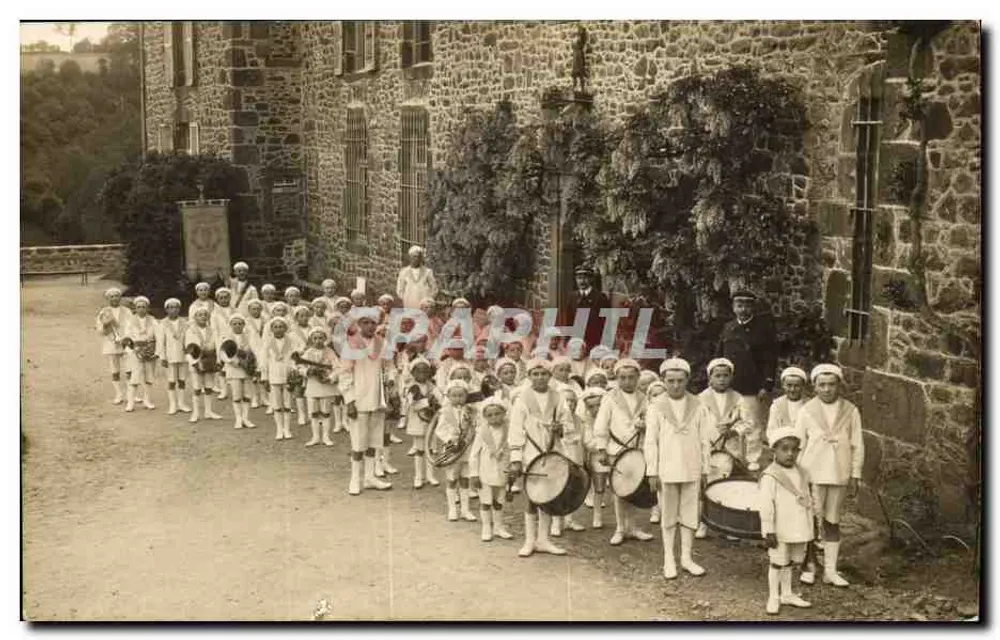 Gruppe von Kindern in Paradeuniform — vor einem SteinSchloss — Fotografie von Mayenne - Vorderseite