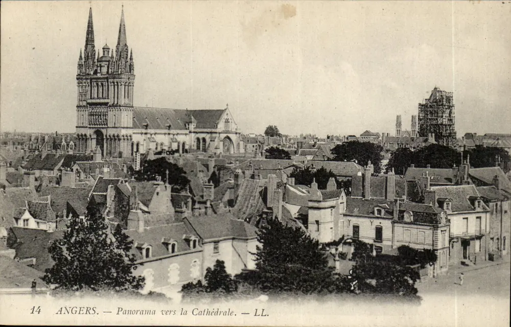Angers — Panorama em direção à Catedral — LL. - Frente