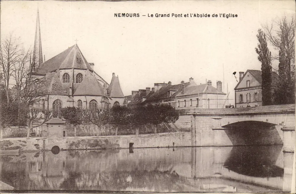 Nemours — Der Große Brücke und der Kirchenschiff der Kirche - Vorderseite