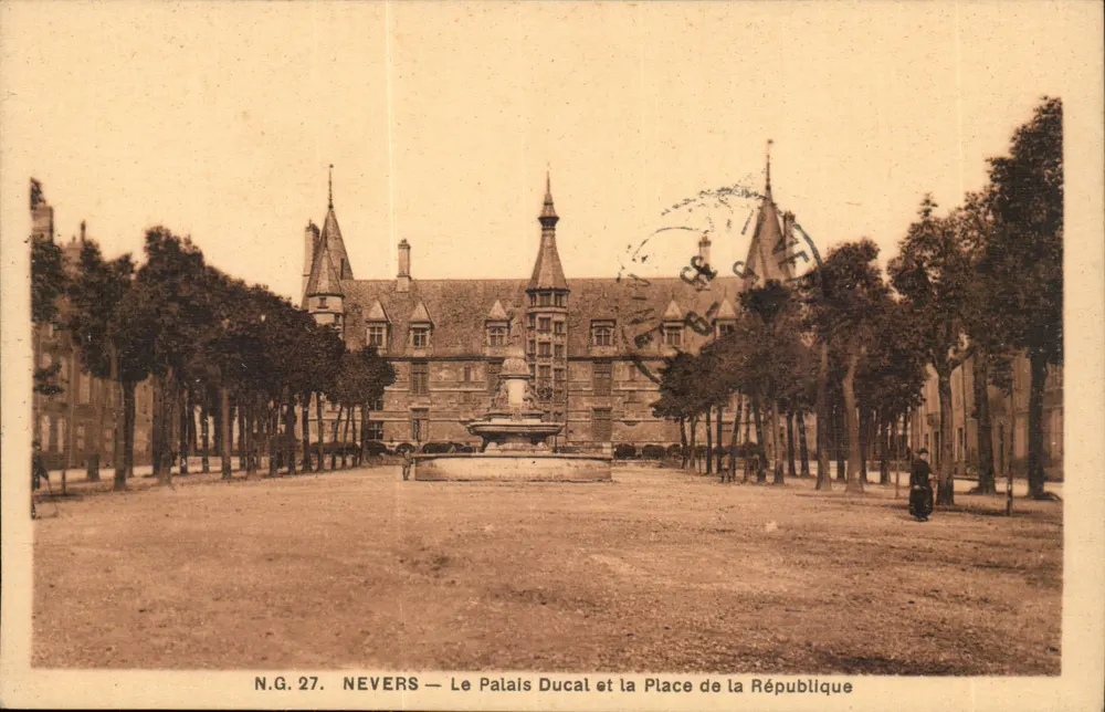 Nevers — Das Ducal Palace und der Place de la République — N.G. 27 - Vorderseite