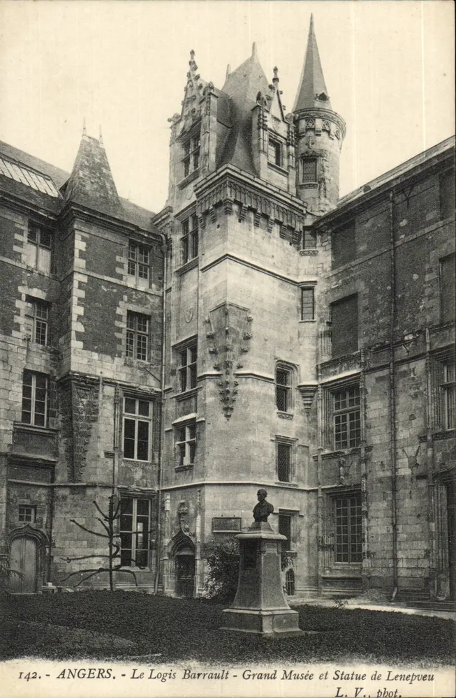 Angers - O Logis Barrault - Grande Museu e Estátua de Lenepeu - Frente