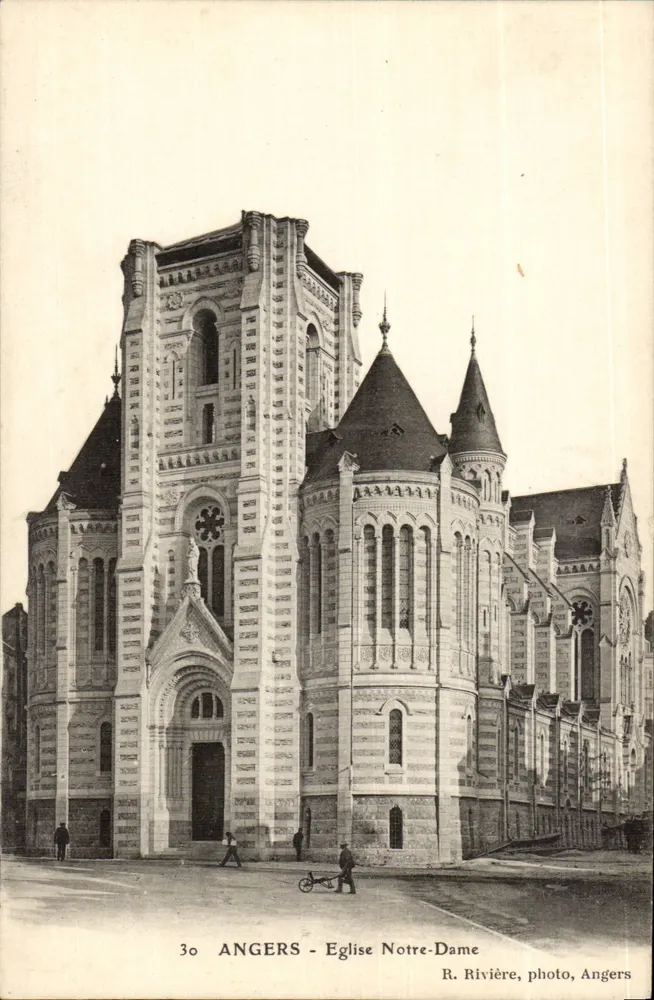 Angers - Igreja Notre-Dame — vista da fachada e torres — R. Rivière, foto, Angers, n°30 - Frente