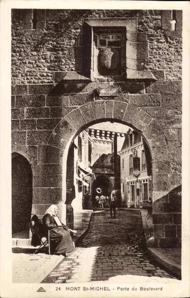 Monte Santo-Mihiel — Porta dos Boulevards — Bilhete postal antigo n°24, editada por A. P. A. (Associação dos Artes Filatélicas) - Frente