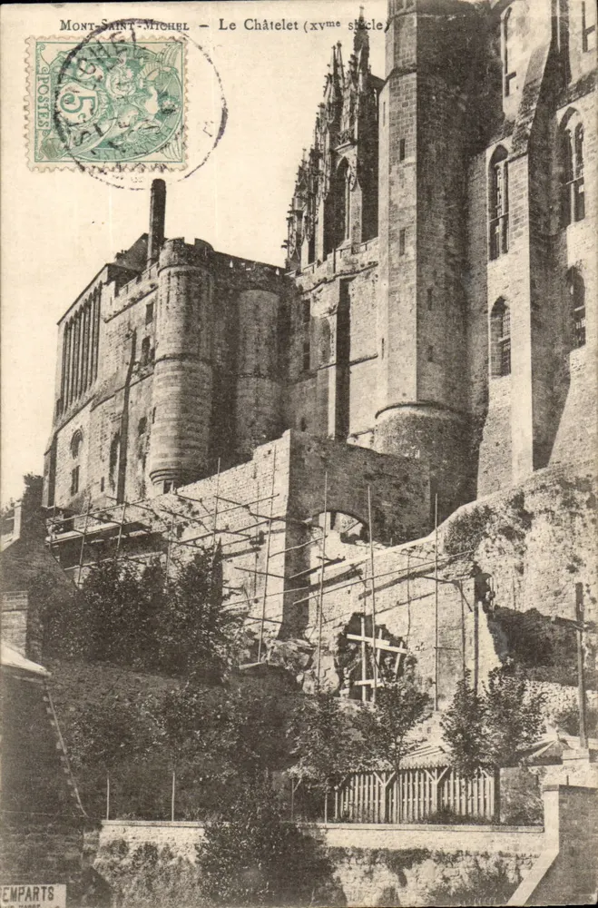 Mont-Saint-Michel — O Châtelet (século xv) — Emparts - Frente