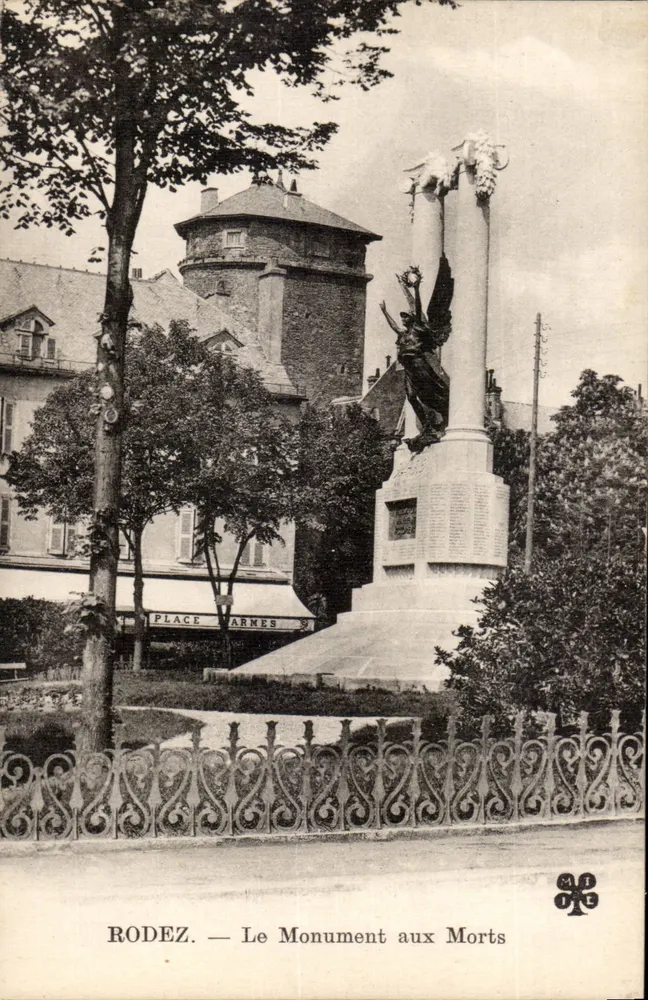 Rodez — Praça das Armas — O Monumento aos Mortos - Frente
