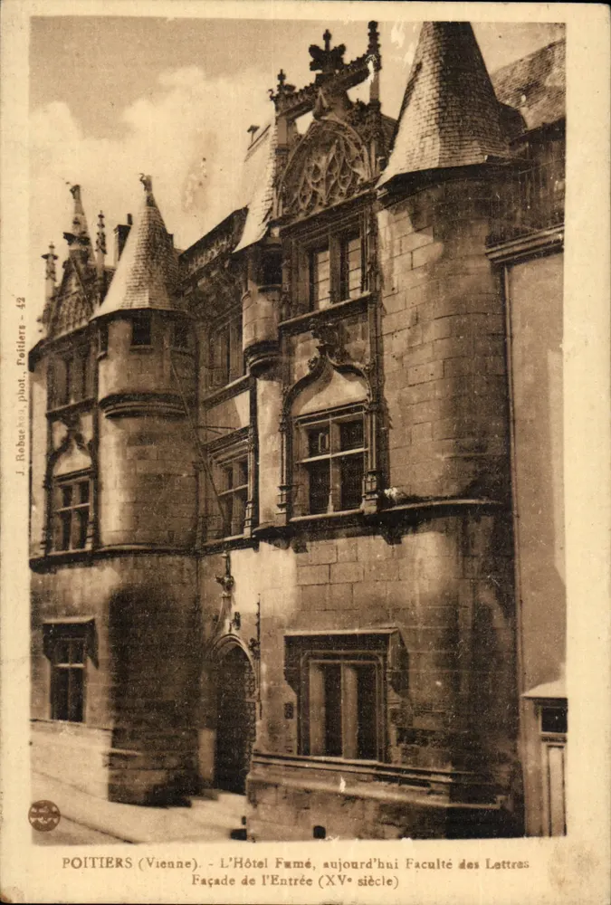Poitiers (Vienne) - L'Hôtel Fumé, heute die Fakultät für Literatur - Eingangsfassade (15. Jahrhundert) - Vorderseite
