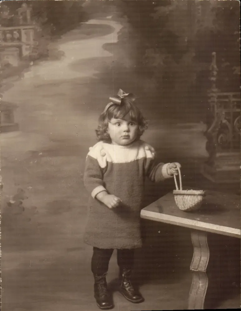 Menina pequena com cesto — estúdio — Carte postale - Frente