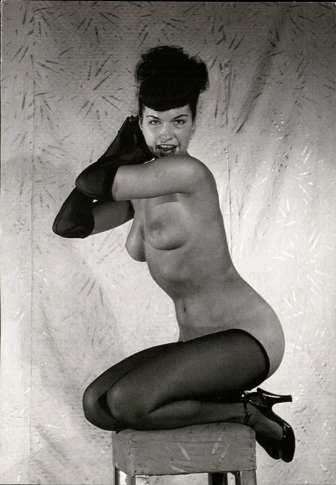 Betty Page — Nacktpose mit Handschuhen und Stiefeln — Verlag Bunny Yeager, Serie 1996 - Vorderseite