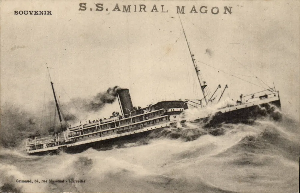S.S. Amiraal Magon — stoomboot op onrustig water — Grimaud, 54 rue Masedon - Marseille - Voorkant