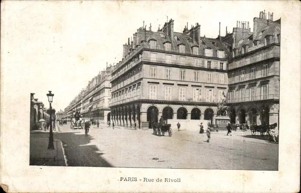 PARIS - Rue de Rivoli — vista da praça com edifícios e carruagens — editor não visível - Frente