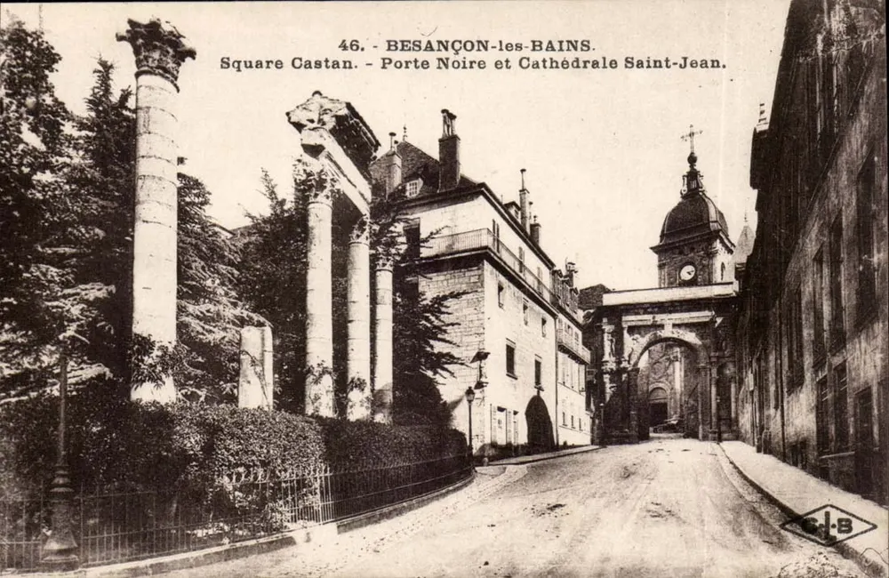 BESANÇON-les-BAINS. Square Castan. — Schwarze Tür und Kathedrale Saint-Jean. - Vorderseite