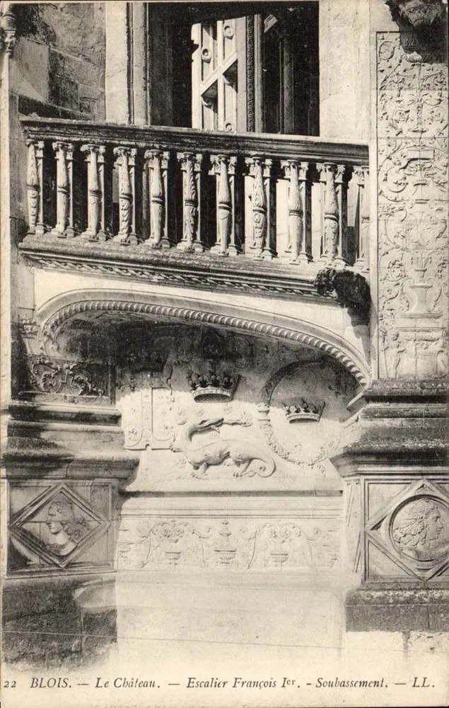 Blois — Das Schloss — Treppenhaus von François I. — Sockel — LL. - Vorderseite