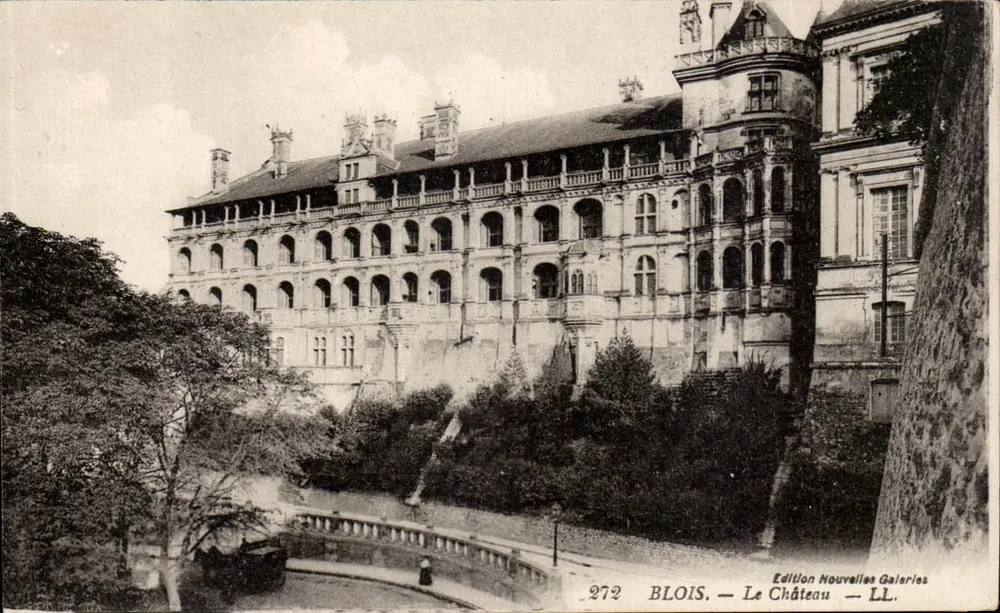 Blois — O Castelo — Edição Nouvelles Galeries n°272 - Frente