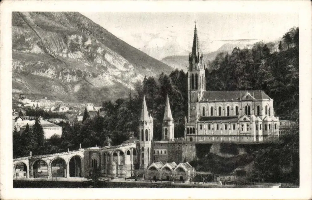 Lourdes — A Basílica — Edição fotográfica Quintal - Frente
