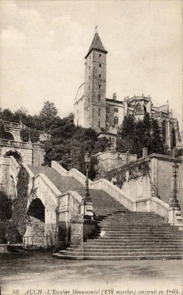 Auch - A Escada Monumental (232 degraus) construída em 1864 - Frente