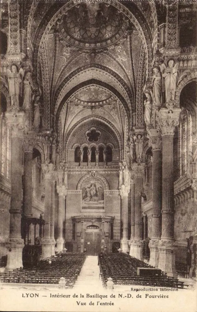 LYON — Innenansicht der Basilika Notre-Dame de Fourvière — Blick auf den Eingang - Vorderseite