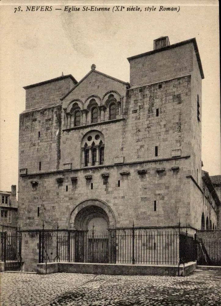 Nevers — Igreja de São Etienne (século XI, estilo romano) - Frente