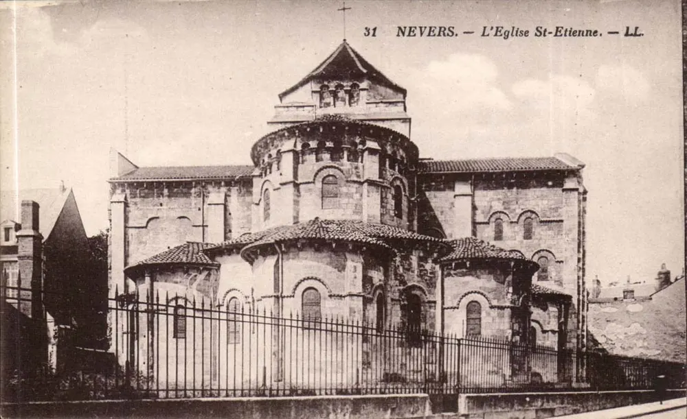 Nevers — A Igreja de São Etienne — LL. n°31 - Frente