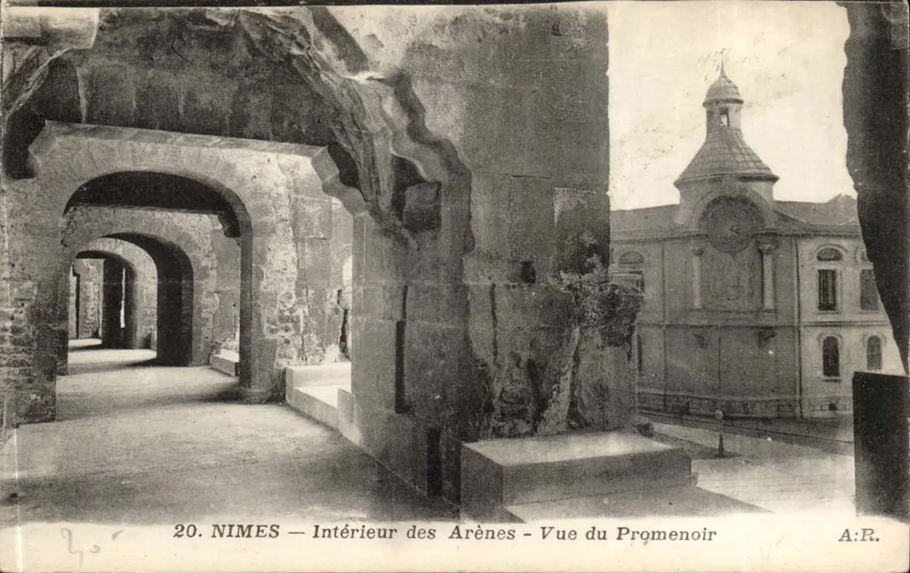 Nîmes — Innenansicht der Arenen — Blick vom Promenoir — A.R. - Vorderseite