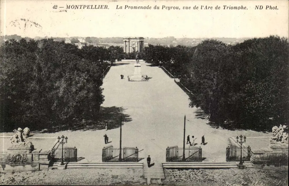 Montpellier — Die Promenade du Peyrou aus Sicht des Triumphbogens — ND Phot. - Vorderseite