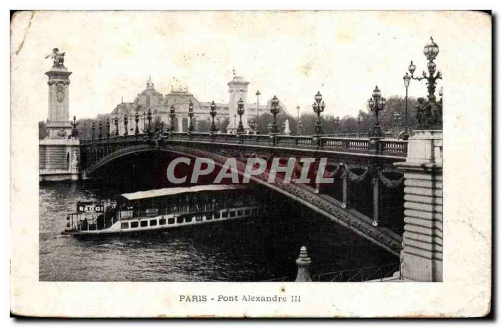 Paris - Pont Alexandre III — vue du pont avec bateau sur la Seine, éditeur 'PARIS - Pont Alexandre III' imprimé en bas - Frente