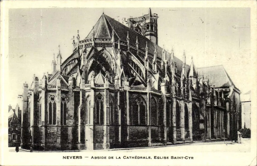 Nevers — Apse der Kathedrale, Kirche Saint-Cyr - Vorderseite