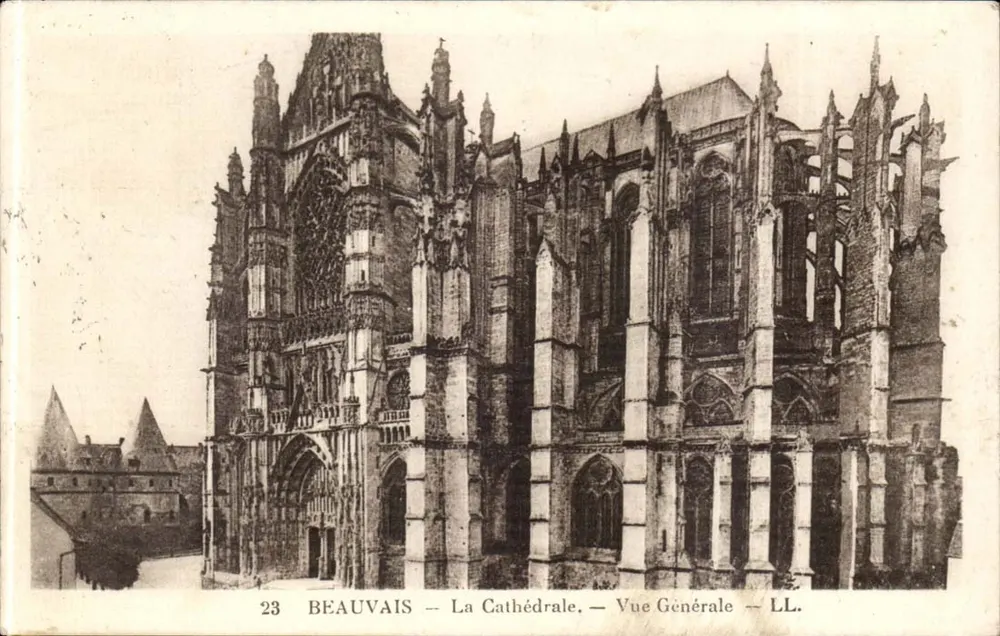 Beauvais — La Catedral — Vista General — LL. - Anverso