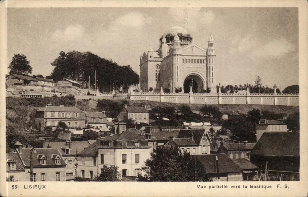 Lisieux — Vista parcial da Basílica F.S. - Frente