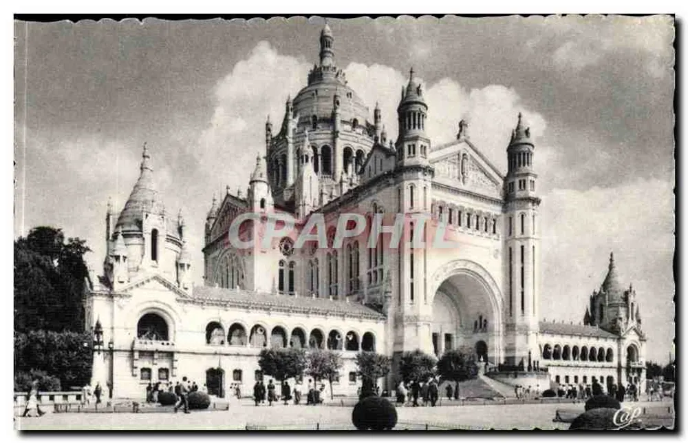 Basílica do Sagrado Coração — Vista em direção à Basílica — Editor: Lisieux Centre Tourisme, n° 744 - Frente