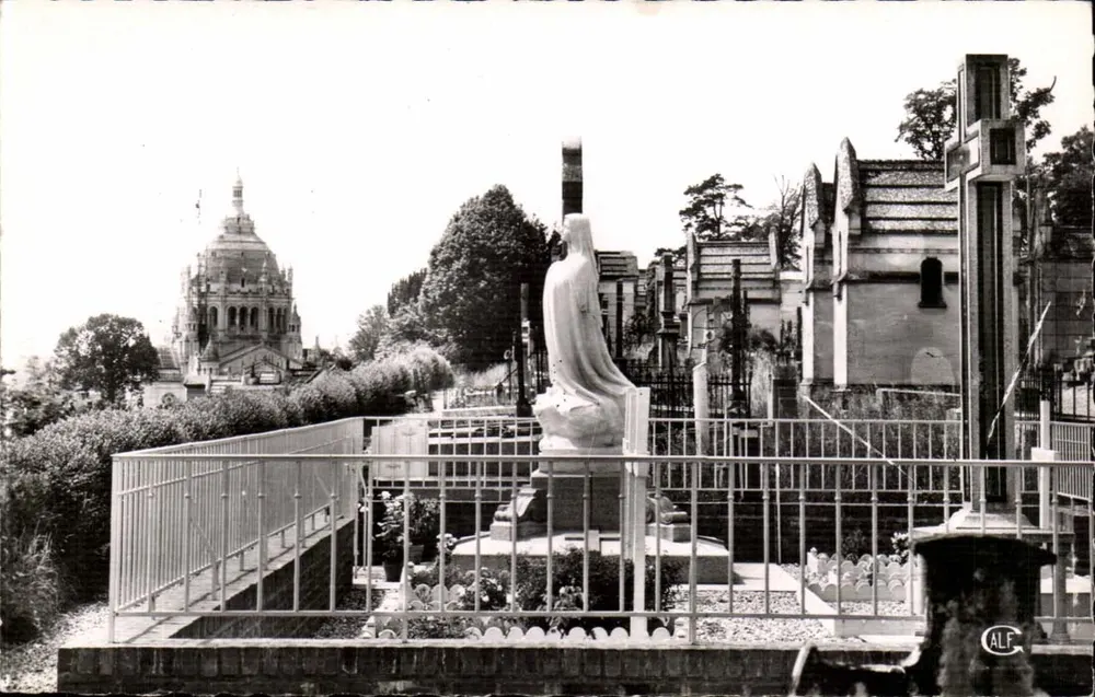 Statue und Grab der Heiligen Thérèse auf dem Friedhof Père-Lachaise — Paris — Edition Galf - Vorderseite