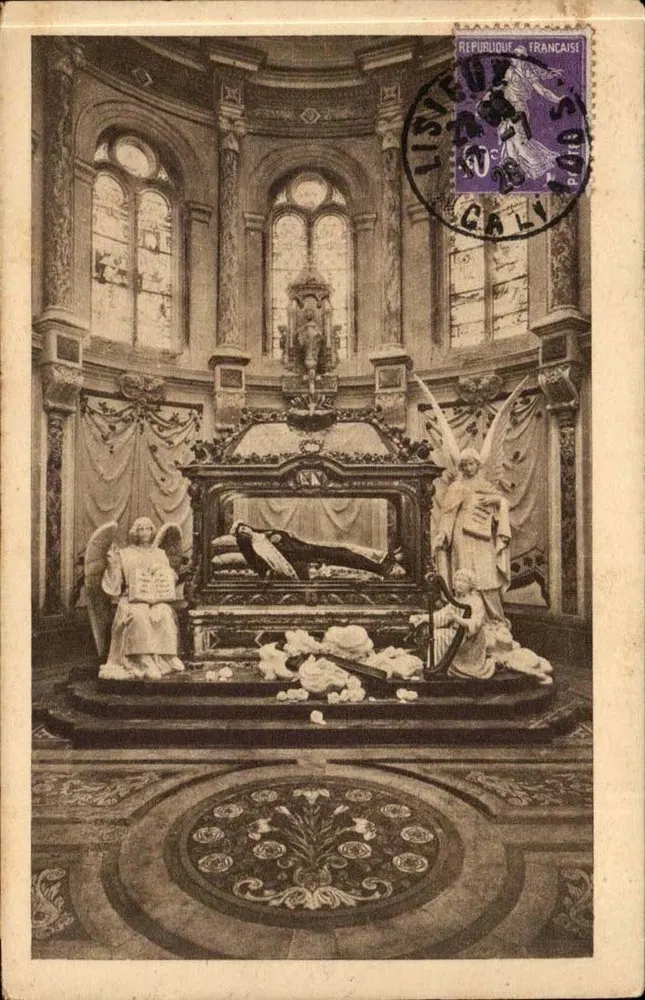 Kapelle und Reliquienschrein der hl. Thérèse des Kindes Jesu — Kapelle des Wallfahrtsortes der Leidensgottesmutter, mit Statue der Gottesmutter und Engeln - Vorderseite