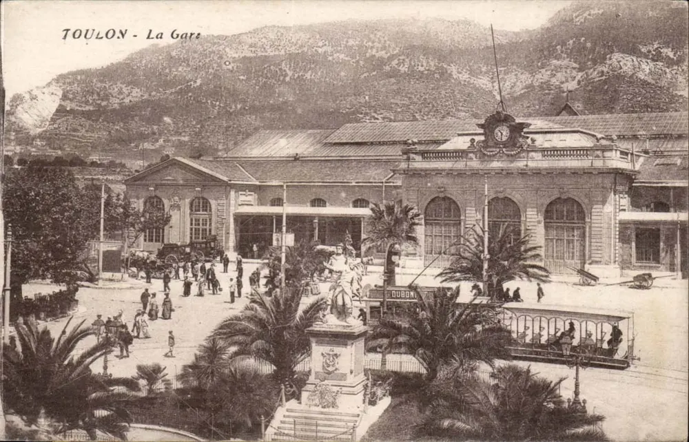 Toulon - A Estação — vista da estação com estátua e montanhas no fundo — editor Dubon - Frente