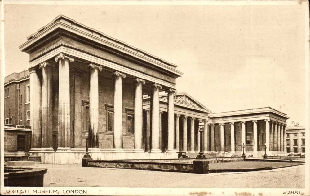 British Museum, London — Ansicht der neoklassischen Fassade — Verlag B.P. Co. Ltd. Nr. 27881 - Vorderseite