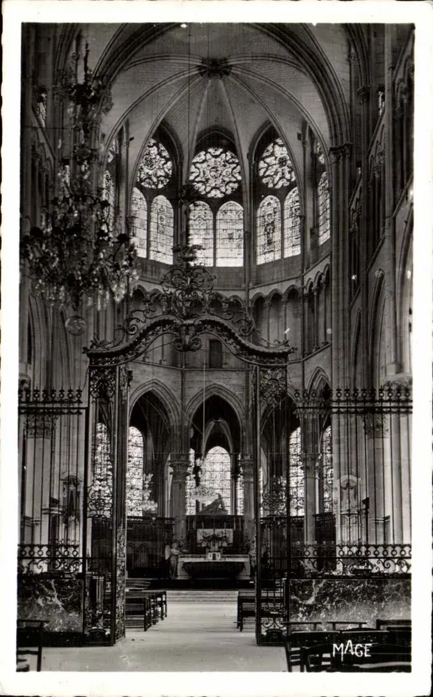 Interior da catedral de Auxerre — vista do altar — MAGE - Frente