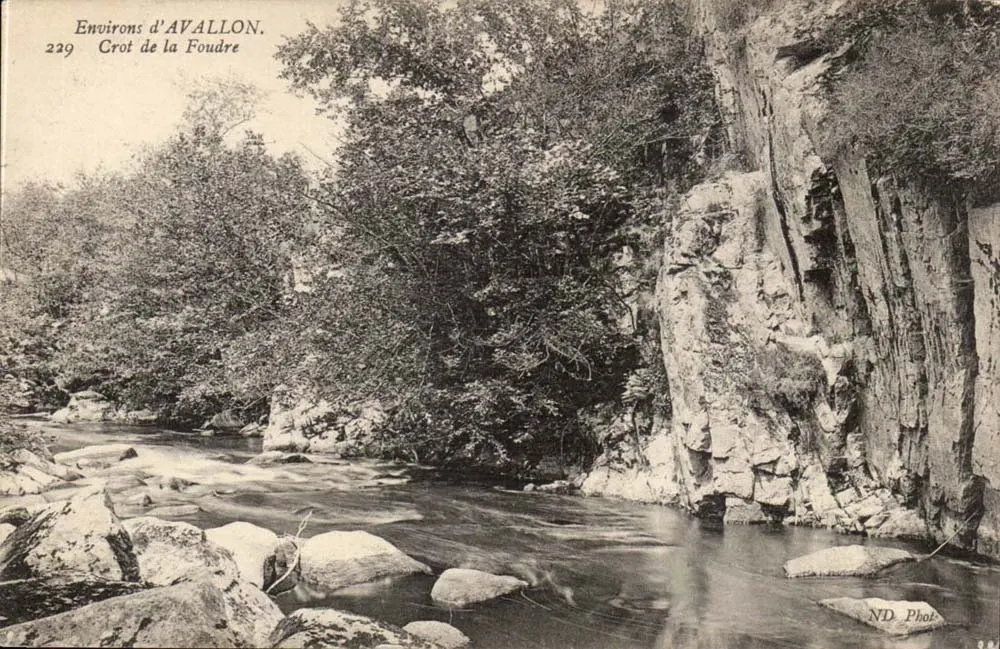 Environs d'AVALLON — Grotte de la Foudre — ND Phot. - Frente