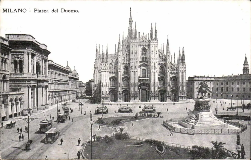 Mailand - Piazza del Duomo — Ansicht des Doms und der Platz mit Straßenbahn — unbekannter Verleger, Seriennummer nicht sichtbar - Vorderseite