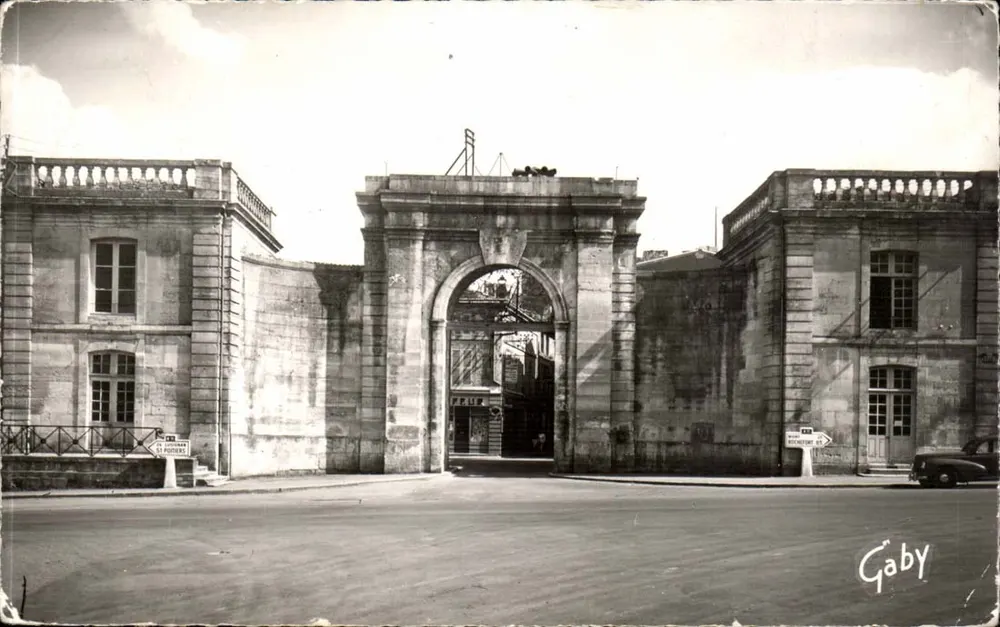 Porta da Escola — Saint-Maixent-l'École — Edições Gaby - Frente
