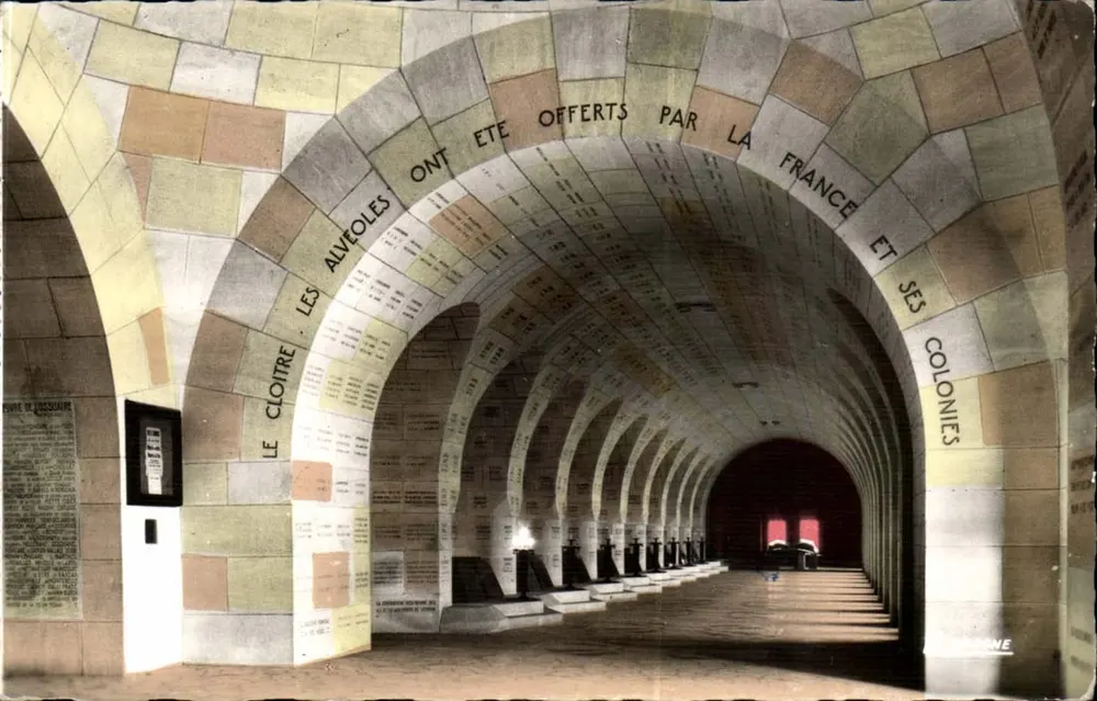 O ossuário de Douaumont — O claustro e as alvéolas das tumbas — Edições de Talleyrat, Reims - Frente