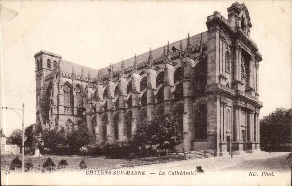 Chalons-sur-Marne — A Catedral — ND. Fot. - Frente
