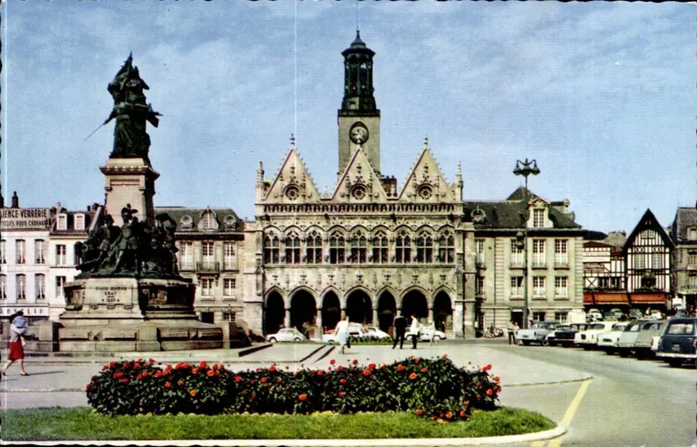Praça da República em Érat — Hotel de Ville e estátua — Combière - Frente