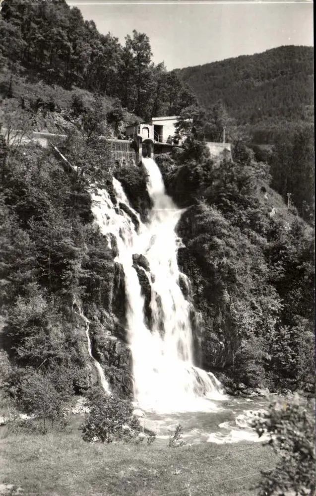 Wasserfall Montaguí — Ansicht des Wasserfalls mit Gebäude oben — Verlag: N.º 6 AGUAS DE RIBAS - Vorderseite